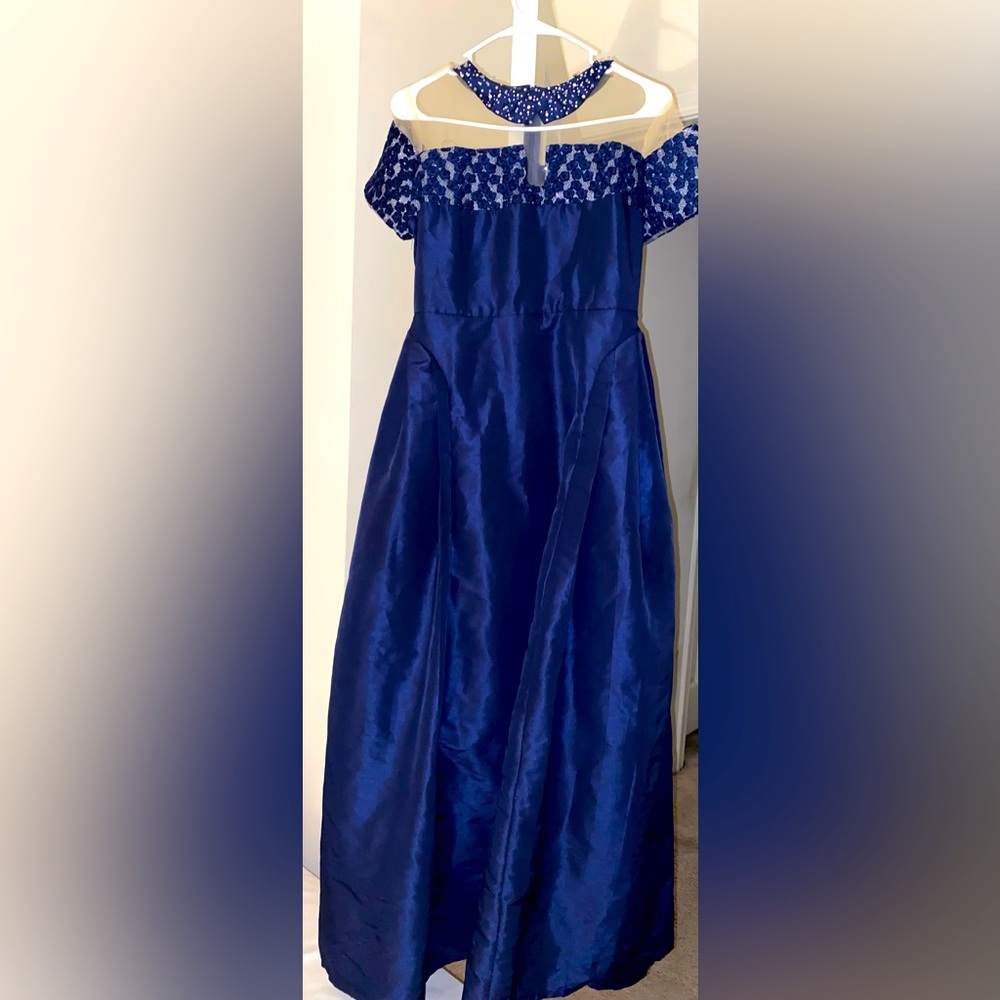 "Elegant Navy Blue Evening Gown for Special Occasions"